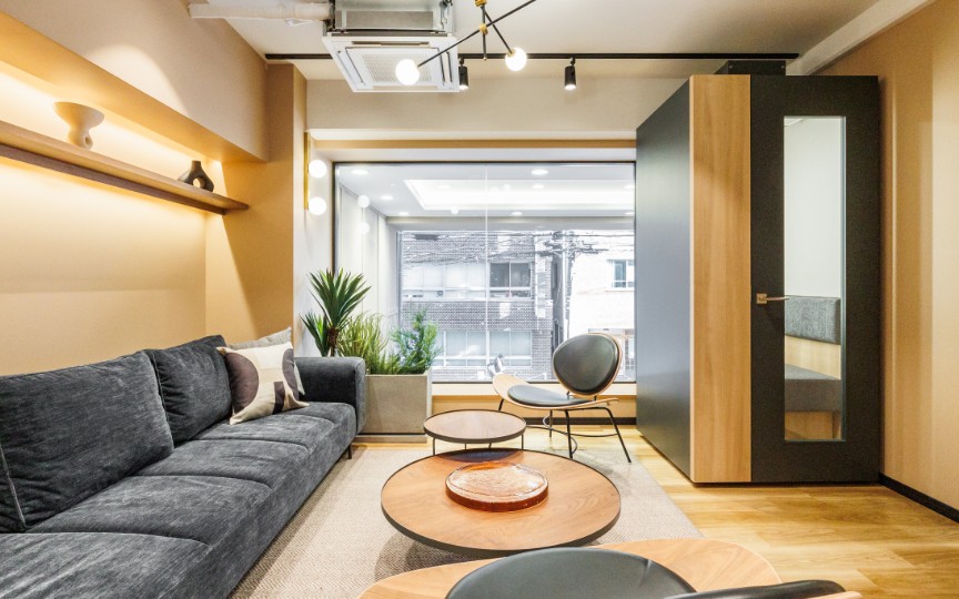 【敷金・原状回復不要】西新宿駅徒歩5分、デザイン性と機能性を兼ね備えたフルセットアップオフィスの写真3