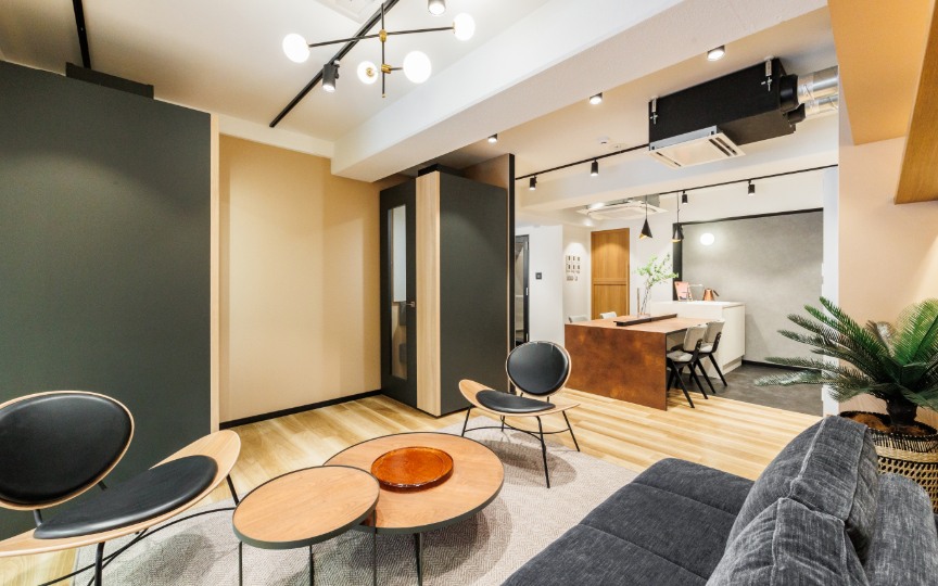 【敷金・原状回復不要】西新宿駅徒歩5分、デザイン性と機能性を兼ね備えたフルセットアップオフィスの写真4