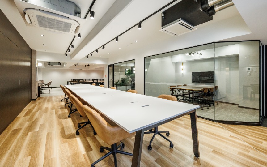 【敷金・原状回復不要】西新宿駅徒歩5分、デザイン性と機能性を兼ね備えたフルセットアップオフィスの写真7