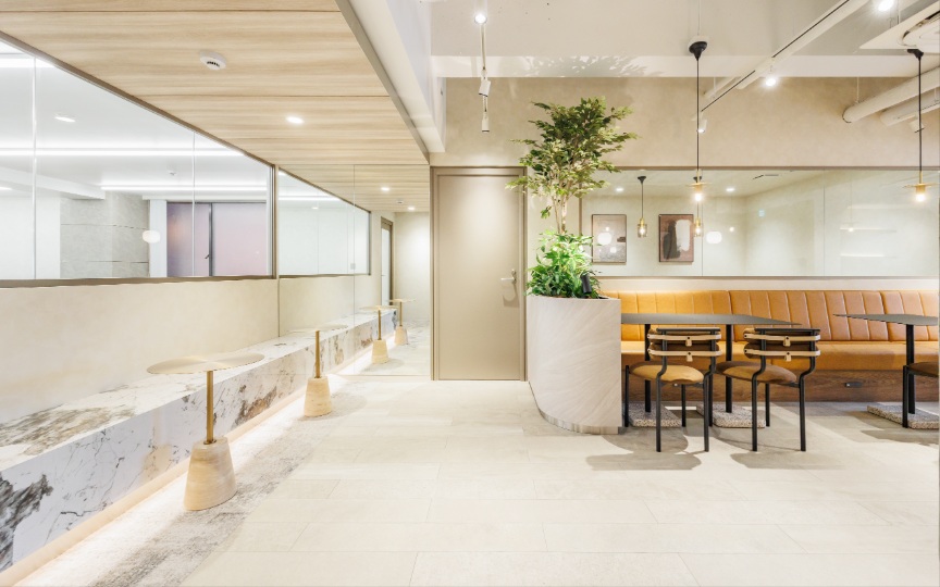 新宿御苑前駅1分！会議室3室完備、モダンな内装が魅力の新装フルセットアップオフィスの写真1