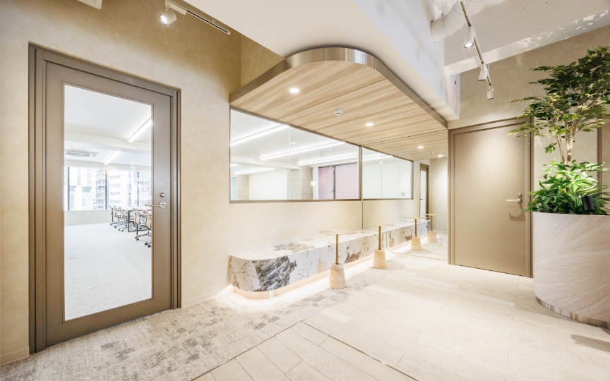 新宿御苑前駅1分！会議室3室完備、モダンな内装が魅力の新装フルセットアップオフィス