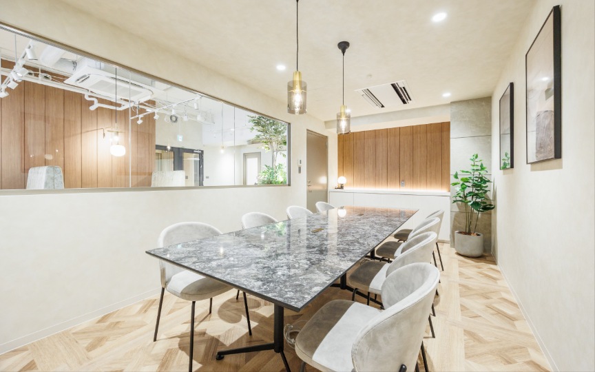 新宿御苑前駅1分！会議室3室完備、モダンな内装が魅力の新装フルセットアップオフィスの写真6