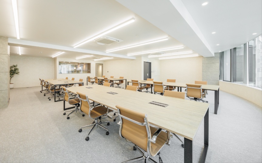 新宿御苑前駅1分！会議室3室完備、モダンな内装が魅力の新装フルセットアップオフィスの写真8