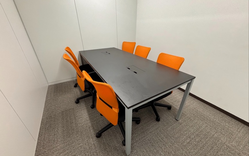 【即日入居可】六本木駅徒歩5分！内装・家具付きで人気のフルセットアップオフィスの写真1