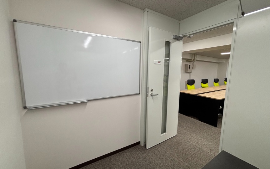 【即日入居可】六本木駅徒歩5分！内装・家具付きで人気のフルセットアップオフィスの写真6