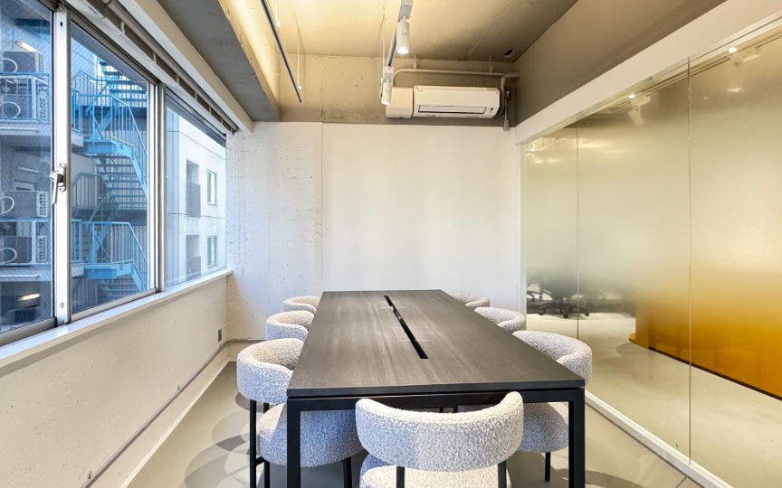 【敷金0・原状回復不要】東日本橋駅徒歩5分、白基調で洗練された内装のフルセットアップオフィスの写真1