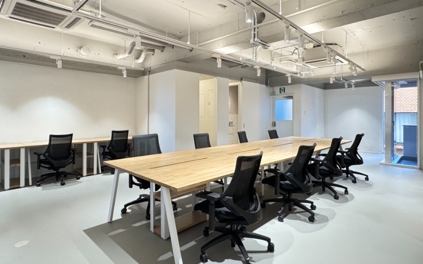 【敷金0・原状回復不要】東日本橋駅徒歩5分、白基調で洗練された内装のフルセットアップオフィスの写真2