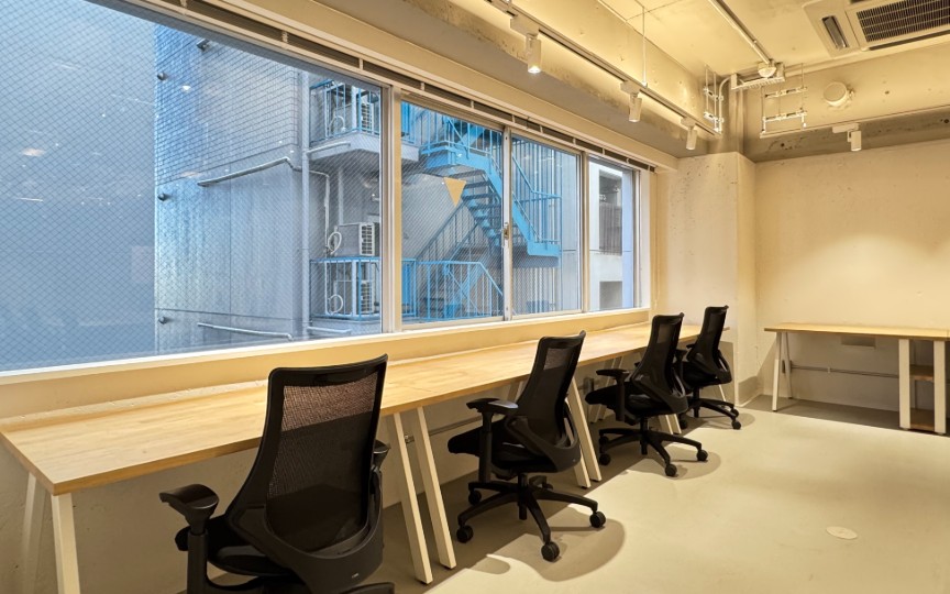 【敷金0・原状回復不要】東日本橋駅徒歩5分、白基調で洗練された内装のフルセットアップオフィスの写真3