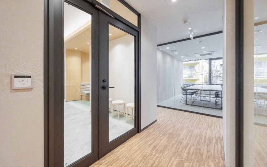 【仲介手数料不要】飯田橋駅付近、専用ラウンジ・会議室3室完備のセットアップオフィスの写真2