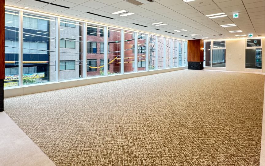 御成門徒歩4分、東京タワーを望むルーフトップ付き築浅セットアップオフィスの写真1