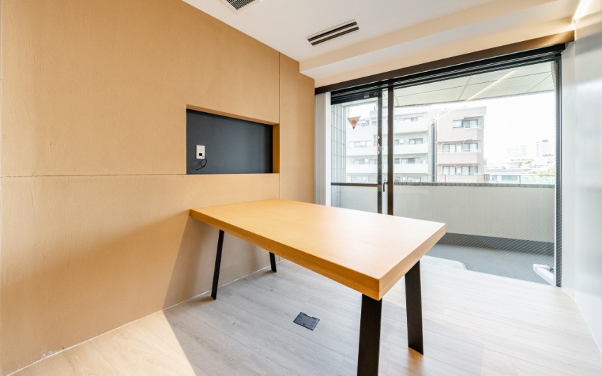【原状回復不要】渋谷区広尾、デザイン性の高い受付エリアが魅力の内装付きセットアップオフィスの写真1