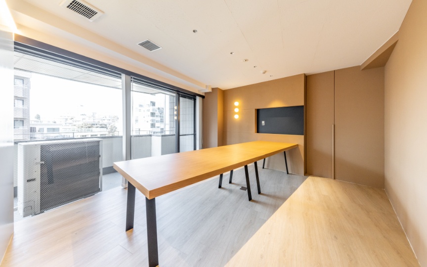 【原状回復不要】渋谷区広尾、デザイン性の高い受付エリアが魅力の内装付きセットアップオフィスの写真2