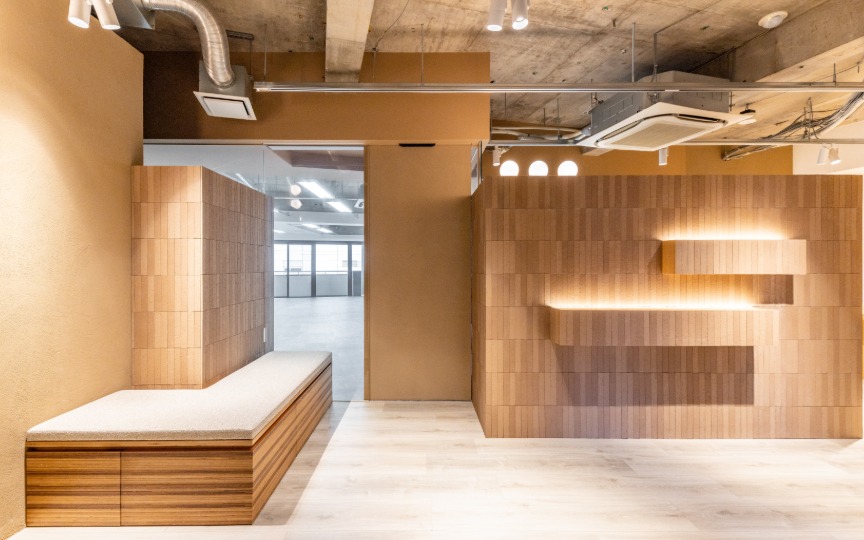 渋谷区広尾、デザイン性の高い受付エリアが魅力の内装付きセットアップオフィス