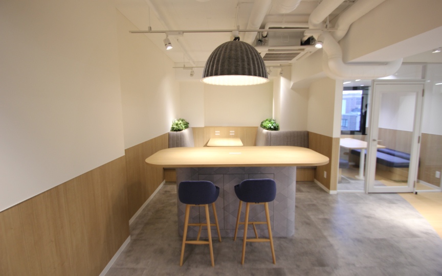 新宿三丁目駅徒歩4分！内装工事削減、ラウンジエリアまで備えたセットアップオフィスの写真1