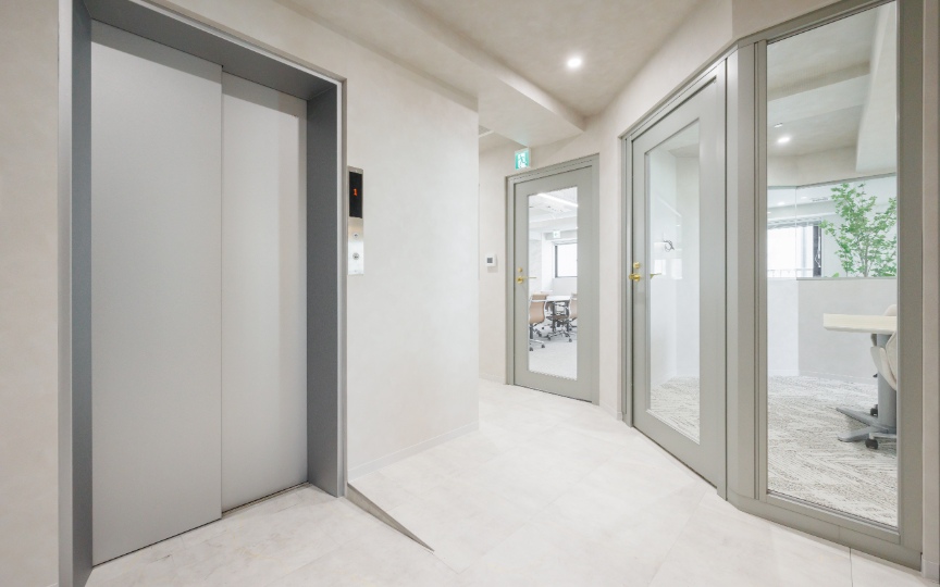 【仲介手数料0】御茶ノ水駅徒歩6分、内装・什器付きフルセットアップオフィスの写真2