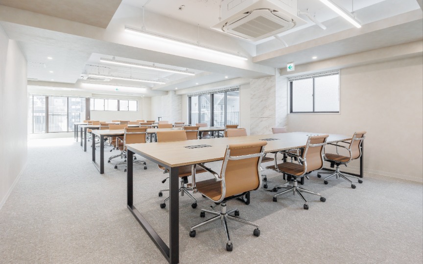 【仲介手数料0】御茶ノ水駅徒歩6分、内装・什器付きフルセットアップオフィスの写真3