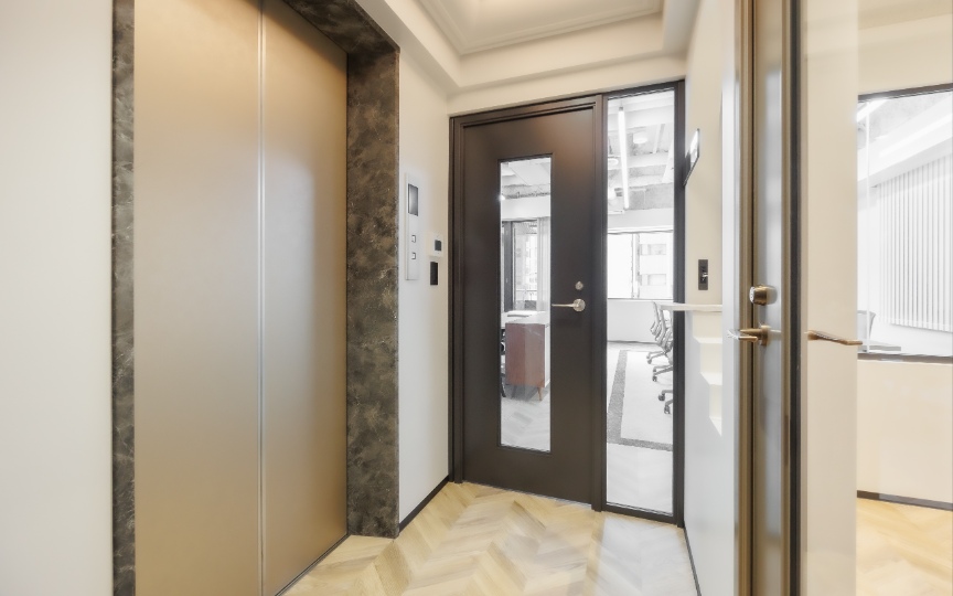 【敷金・原状回復不要】浜松町駅徒歩4分！高級感漂う内装が魅力の小規模フルセットアップオフィスの写真3