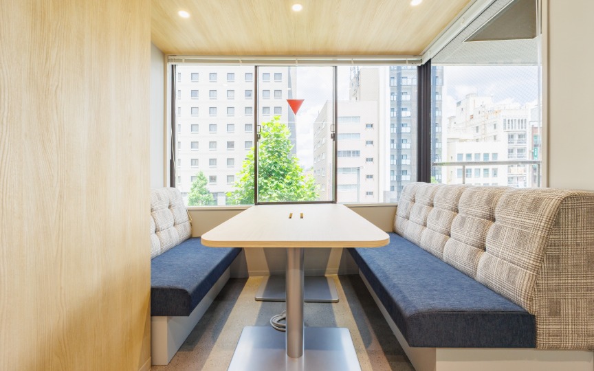 【敷金0・原状回復不要】四谷三丁目駅徒歩2分！モダンな内装が魅力の小規模フルセットアップオフィスの写真1