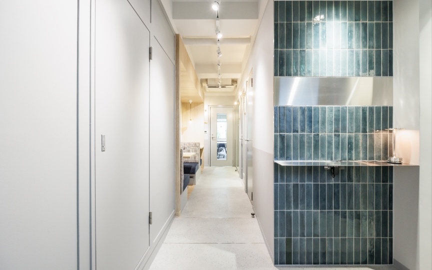 【敷金0・原状回復不要】四谷三丁目駅徒歩2分！モダンな内装が魅力の小規模フルセットアップオフィス