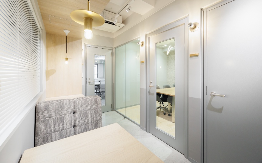 【敷金0・原状回復不要】四谷三丁目駅徒歩2分！モダンな内装が魅力の小規模フルセットアップオフィスの写真5