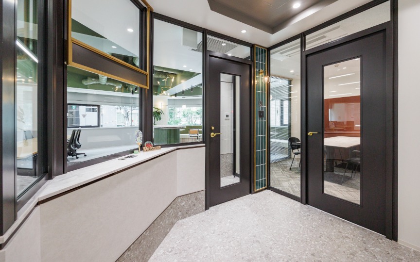 東日本橋駅徒歩3分！専用ラウンジ付き、デザイン性・機能性を両立したフルセットアップオフィス