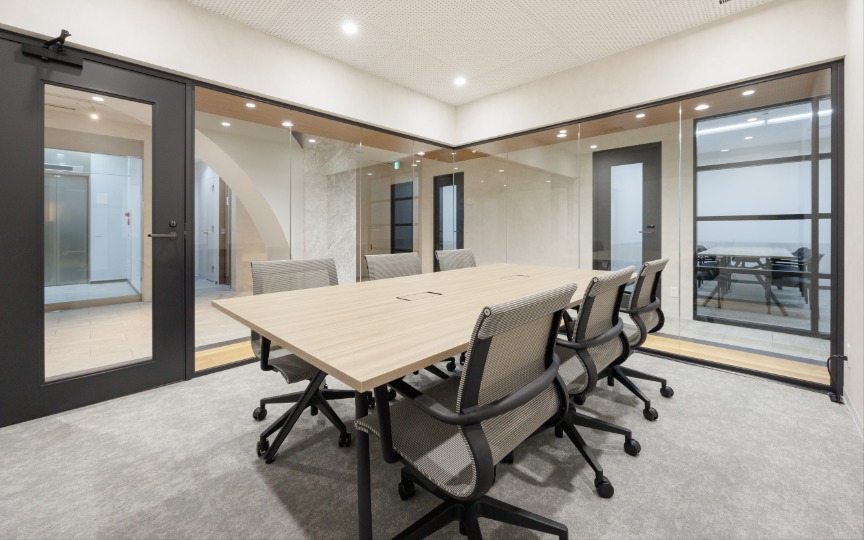 新宿駅徒歩圏内｜企業の信頼性を高める、洗練された内装が魅力のセットアップオフィスの写真1