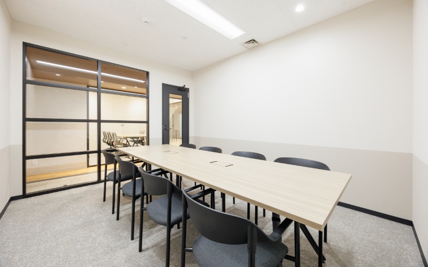 新宿駅徒歩圏内｜企業の信頼性を高める、洗練された内装が魅力のセットアップオフィスの写真2