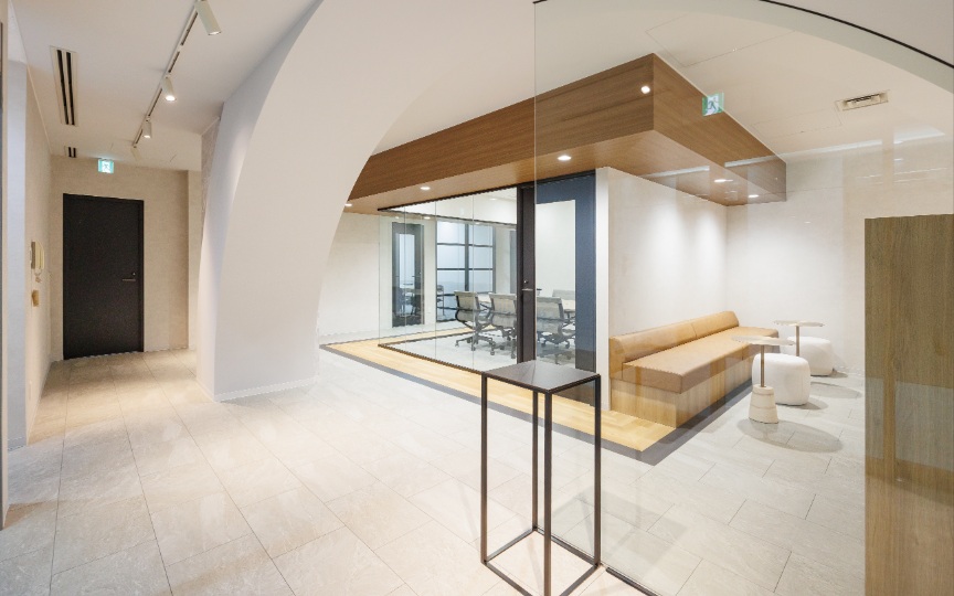 新宿駅徒歩圏内｜企業の信頼性を高める、洗練された内装が魅力のセットアップオフィスの写真6