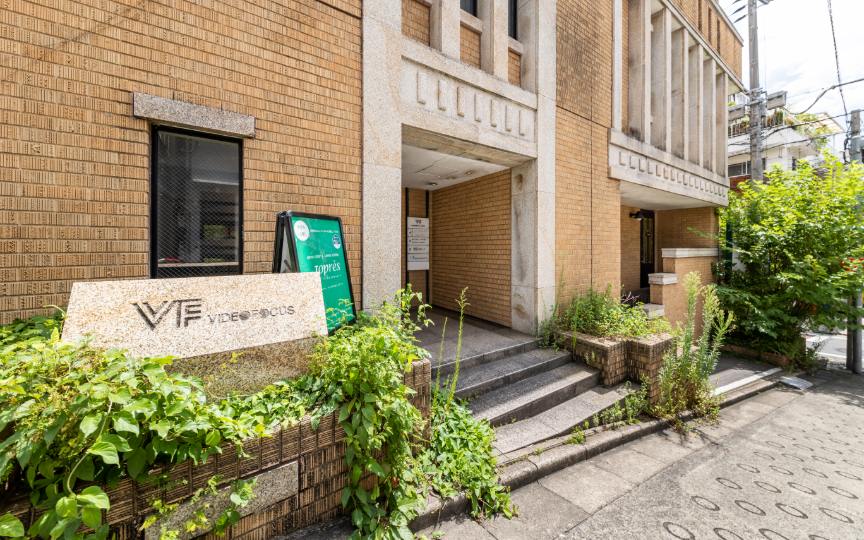 四谷三丁目・四ツ谷駅近く、大通りを離れた閑静な立地のセットアップオフィスの写真1