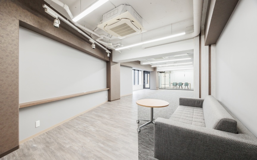 新宿御苑前駅徒歩6分｜スタイリッシュなデザインが魅力の内装付きセットアップオフィスの1