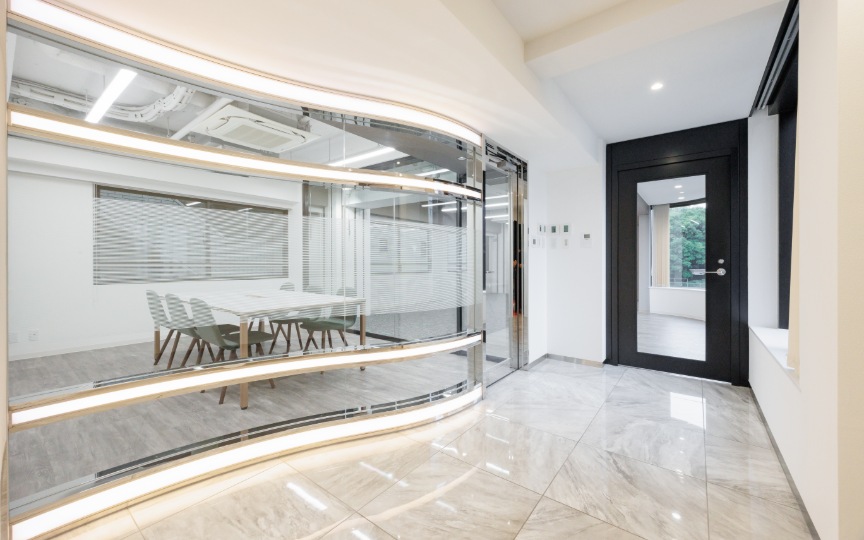 新宿御苑前駅徒歩6分｜スタイリッシュなデザインが魅力の内装付きセットアップオフィス