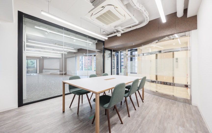 新宿御苑前駅徒歩6分｜スタイリッシュなデザインが魅力の内装付きセットアップオフィスの3