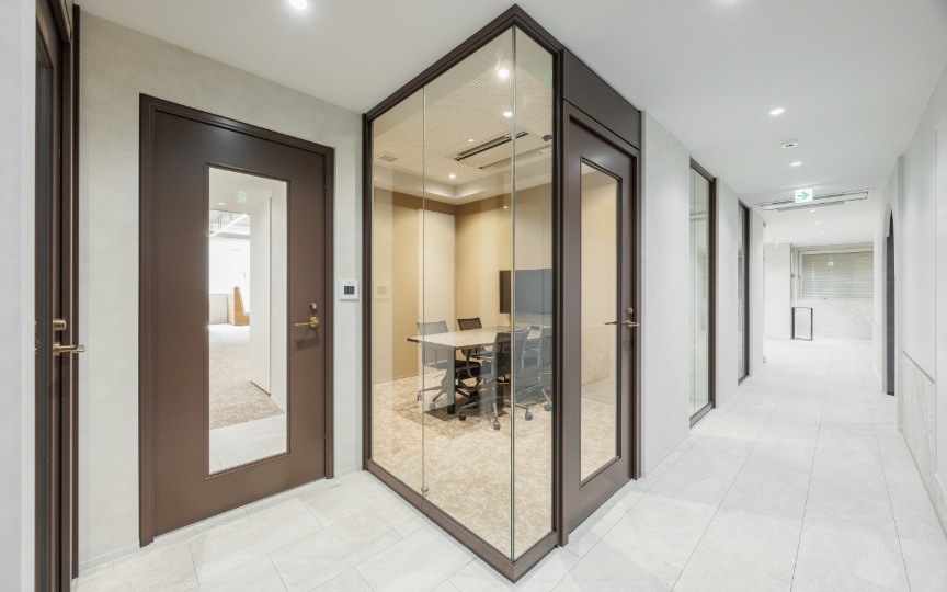 五反田駅徒歩5分！会議室3室・テレカンブース4室完備の大規模セットアップオフィスの写真1