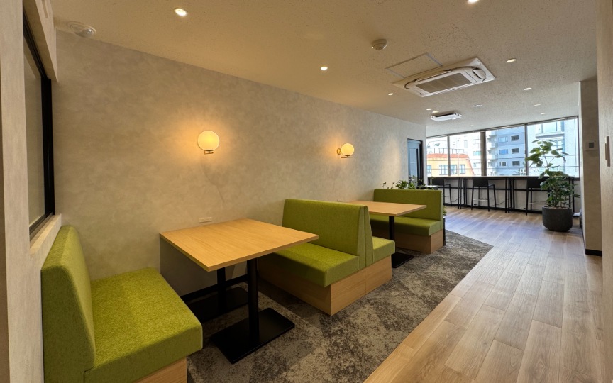 五反田駅徒歩7分｜落ち着いた雰囲気のゆとりあるラウンジスペースを備えた、新装セットアップオフィス