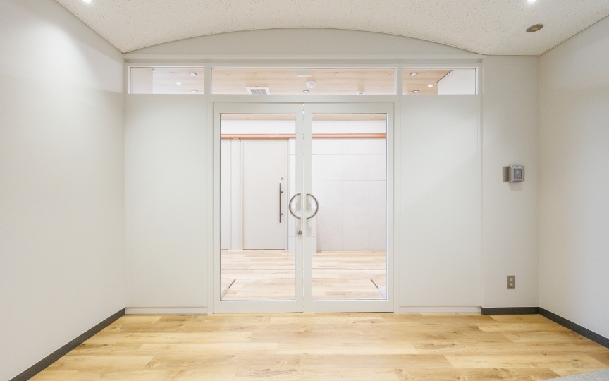 新大塚駅徒歩5分、ナチュラルモダンな内装が魅力の大規模スタートアップ向けセットアップオフィスの写真2