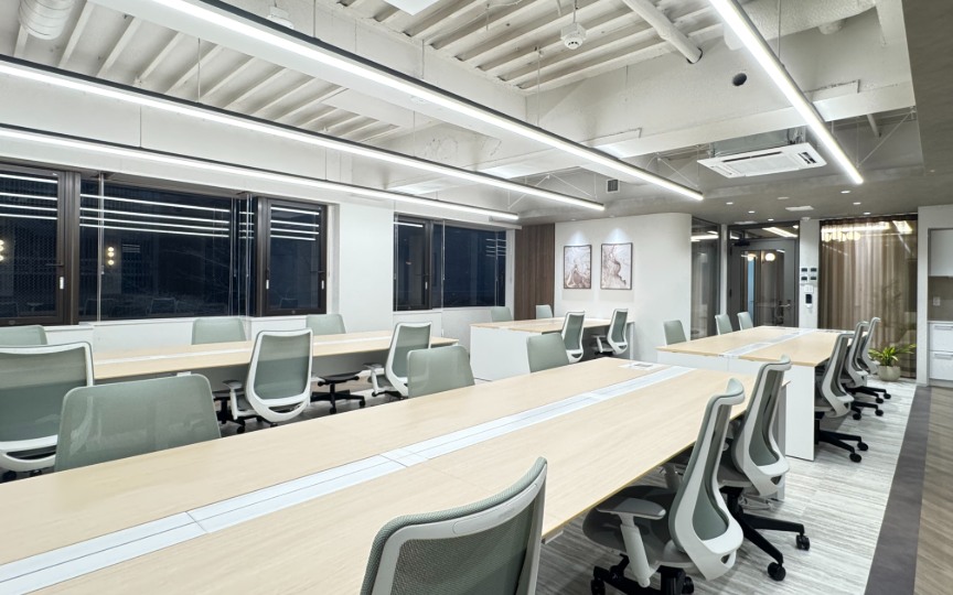 半蔵門駅徒歩1分！会議室・個室ブース各2室完備、洗練されたデザインが魅力のフルセットアップオフィスの写真11