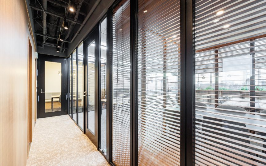 【敷金最大0】淡路町駅徒歩5分、モダンで明るい空間が魅力の家具付きフルセットアップオフィスの写真1