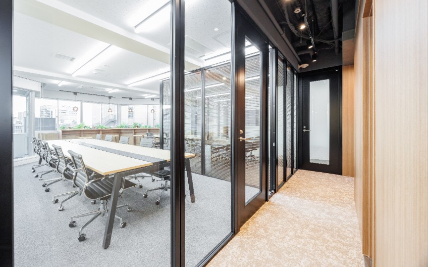 【敷金最大0】淡路町駅徒歩5分、モダンで明るい空間が魅力の家具付きフルセットアップオフィスの写真2