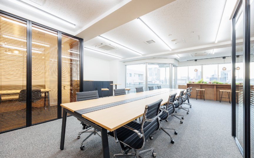 【敷金最大0】淡路町駅徒歩5分、モダンで明るい空間が魅力の家具付きフルセットアップオフィスの写真3