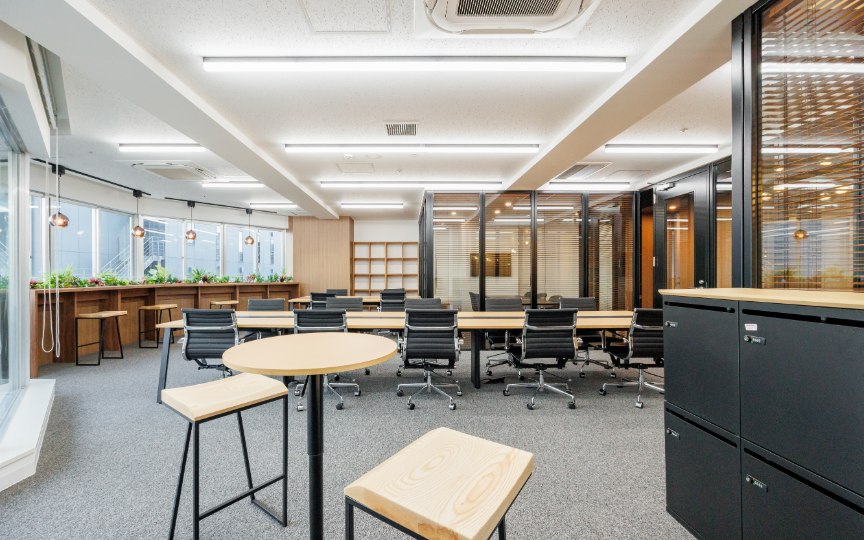 【敷金最大0】淡路町駅徒歩5分、モダンで明るい空間が魅力の家具付きフルセットアップオフィスの写真4