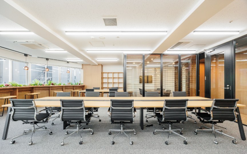 【敷金最大0】淡路町駅徒歩5分、モダンで明るい空間が魅力の家具付きフルセットアップオフィス