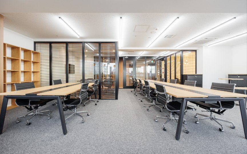 【敷金最大0】淡路町駅徒歩5分、モダンで明るい空間が魅力の家具付きフルセットアップオフィスの写真6