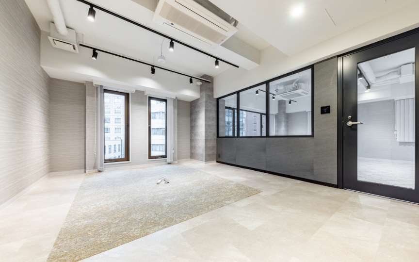 八丁堀駅徒歩1分！会議スペース充実、モダンな内装の家具付きフルセットアップオフィスの写真3