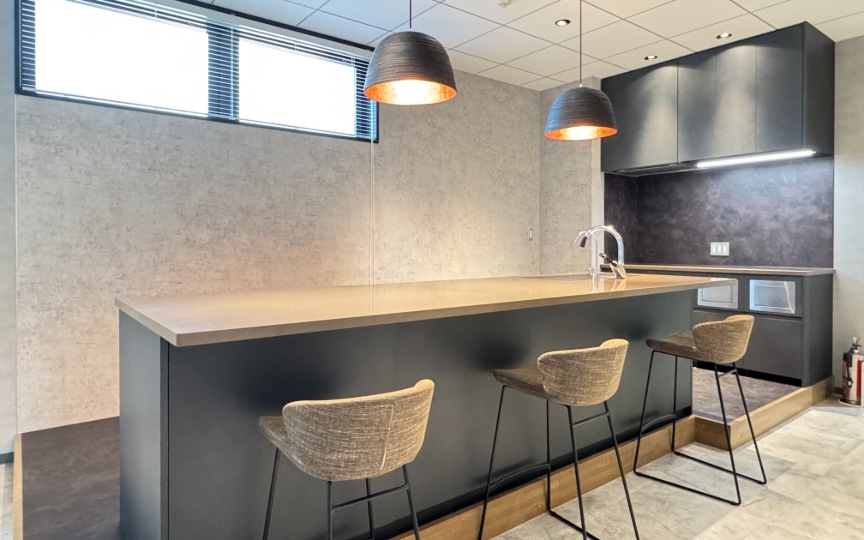 JR新宿駅徒歩7分、大規模スタートアップ向け築浅セットアップオフィスの写真1