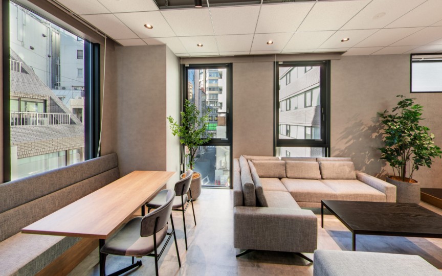 JR新宿駅徒歩7分、大規模スタートアップ向け築浅セットアップオフィスの写真10