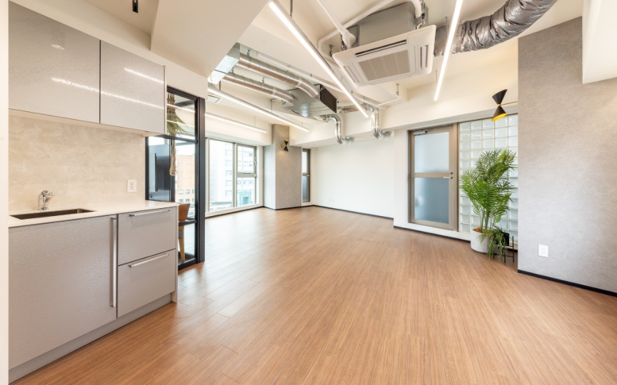 飯田橋駅徒歩1分！5路線利用可、コンパクトながら快適な執務環境が整ったセットアップオフィスの写真2