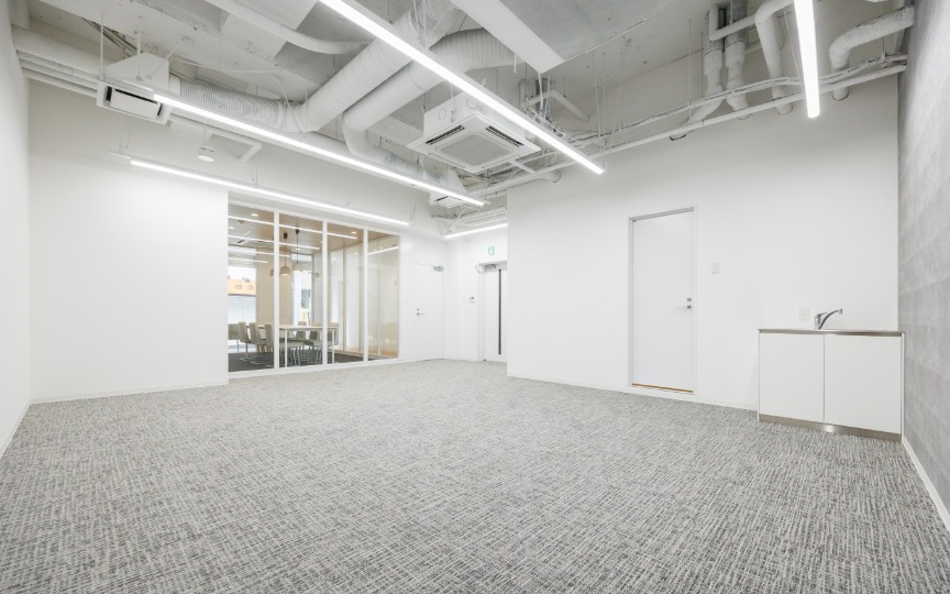 JR神田駅徒歩5分！昭和通り沿いビルの1階区画、清潔感あふれる内装が魅力のセットアップオフィスの写真1