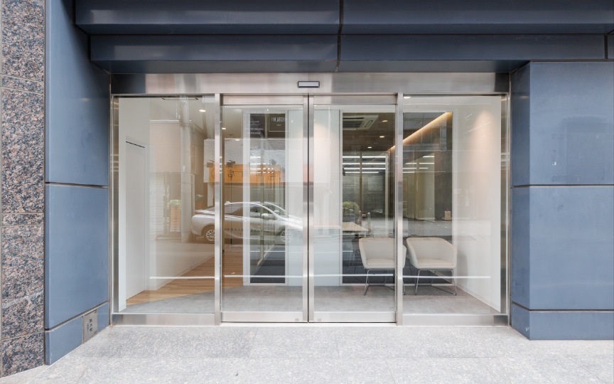 JR神田駅徒歩5分！昭和通り沿いビルの1階区画、清潔感あふれる内装が魅力のセットアップオフィス