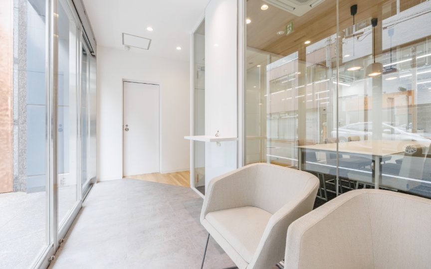 JR神田駅徒歩5分！昭和通り沿いビルの1階区画、清潔感あふれる内装が魅力のセットアップオフィスの写真3