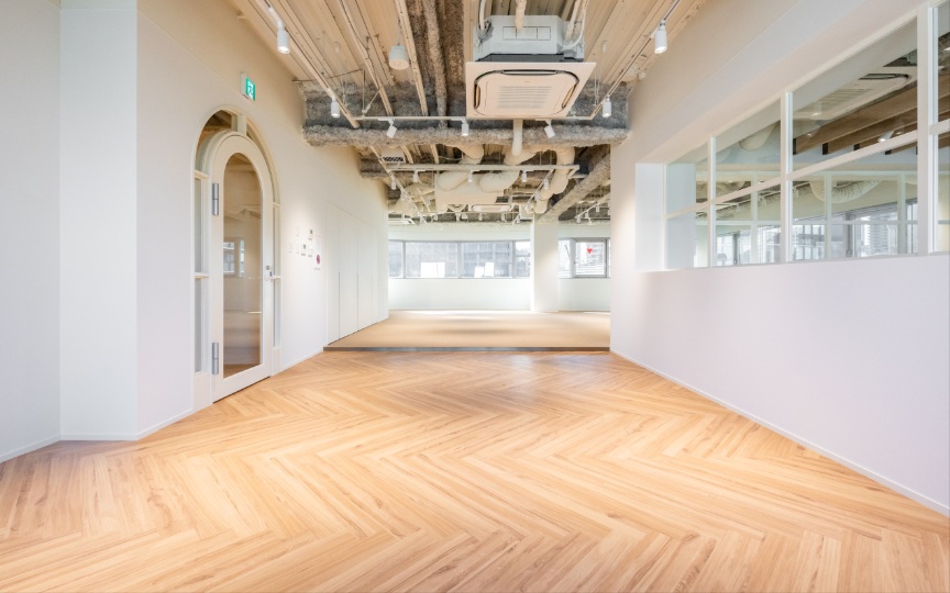 【敷金最大0】港区麻布台エリア、モダンな内装デザインが魅力のセットアップオフィスの写真1